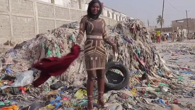 အမှိုက်ပုံကြား ဓာတ်ပုံရိုက်သူ