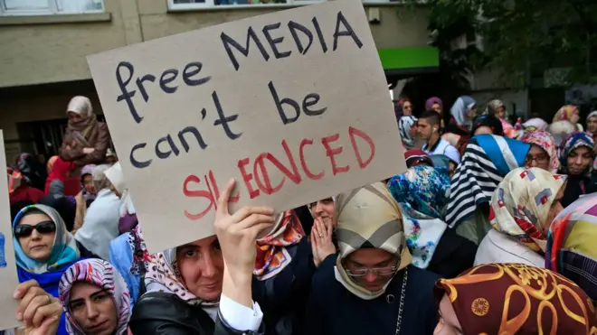 من بين الانتقادات التي يذكرها تقرير المجلس الأوروبي غياب حرية وسائل الإعلام