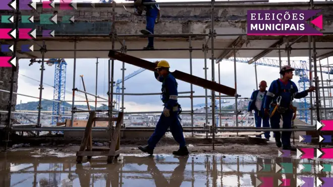 A foto mostra quatro homens trabalhandofavoritos copa 2024 apostasuma obra no estádio do Maracanã, Riofavoritos copa 2024 apostasJaneiro