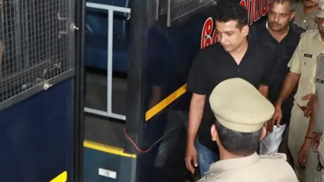 पुलिसकर्मी एनएस सुनील को अदालत से जेल जाते हुए