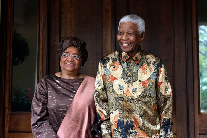 Dans ce document de la Fondation Nelson Mandela, l'ex présidente libérienne Ellen Johnson-Sirleaf et l'ancien président sud-africain et lauréat du prix Nobel de la paix Nelson Mandela se rencontrent à la résidence de M. Mandela, le 11 juillet 2008 à Johannesburg.