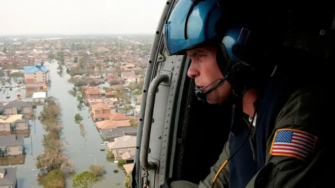 Militar observa los estragos de Katrina.