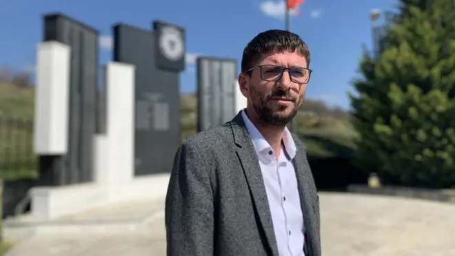 Berat Duraku danas ima 40 godina i živi u Velikoj Kruši, a radi u opštini Orahovac