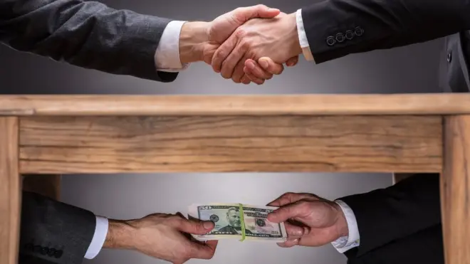 La corrupción afecta los ingresos fiscales de los gobiernos de forma significativa.