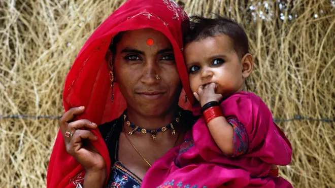 मां अपनी बच्ची के साथ