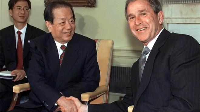 Ông Tiền Kỳ Tham bắt tay Tổng thống Mỹ George W Bush khi thăm Mỹ năm 2001