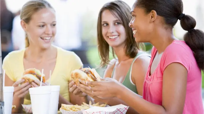 El estudio halló que la asociación entre los fatalatos y el comer fuera era mayor para los adolescentes.
