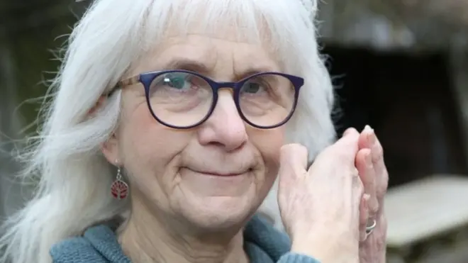 لدى جو كاميرون طفرة جينية نادرة تفقدها الألم والخوف والقلق