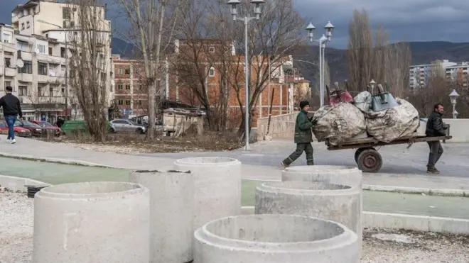 Most preko reke Ibar koji razdvaja severni i južni deo Mitrovice