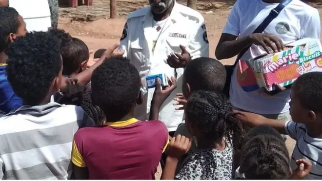 እቶም ስደተኛታት ትሕቲ ዕድመ ህጻናት፣ ክሳብ 6 ቆልዑ ዝሓዛ ኣዴታት፣ ሽማግለታት፣ ወተሃደራትን ስንኩላንን ይርከብዎም