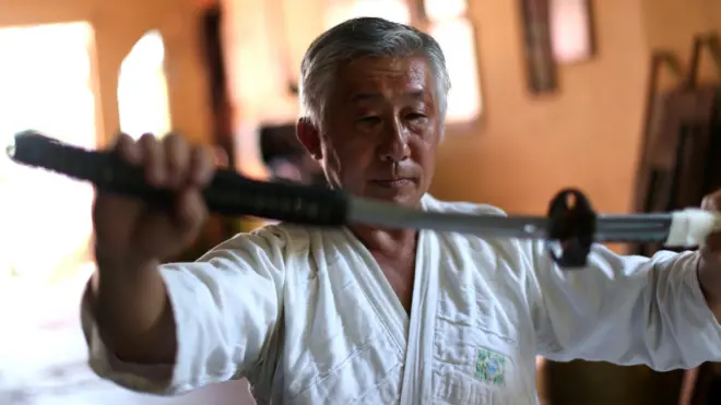 埃德松·末光展示他的武士刀