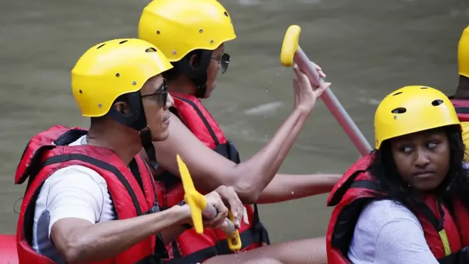 Barack Obama beserta istri dan kedua anaknya bermain arung jeram di Bali, Senin (26/07)