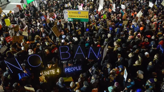 С начала протеста в аэропорту число манифестантов увеличилось до нескольких тысяч