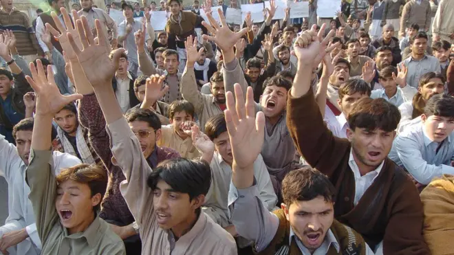 انجمن تاجران گلگت بلتستان کے رہنما مقصود الرحمان نے بی بی سی کو بتایا کہ علاقے میں چھوٹے دکاندار ہیں جو اپنا سامان ملک کے دیگر علاقوں سے لا کر یہاں بیچتے ہیں۔ (فائل فوٹو)