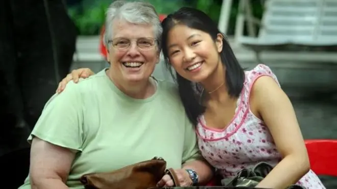 與自己的美國養母在一起