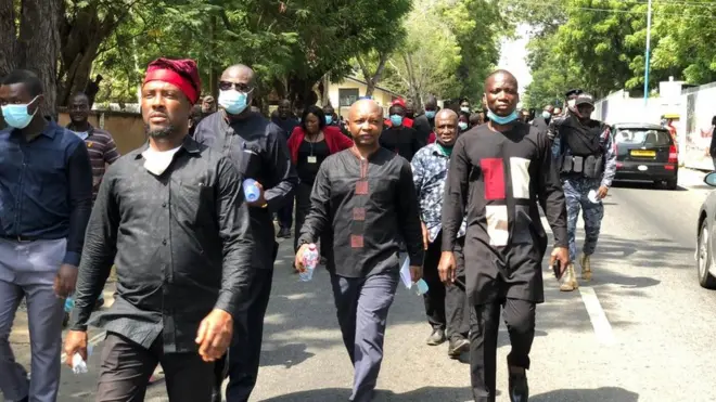 Police stop de minority leaders as dem wan submit petition sake of 'powers from above.'