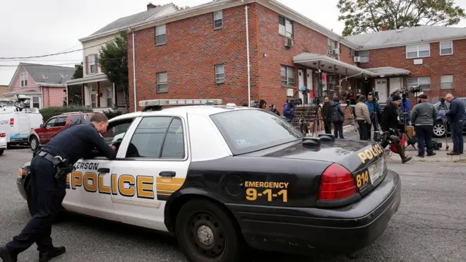 Wartawan berkumpul di depan apartemen di Paterson, New Jersey, yang menurut media merupakan tempat tinggal Sayfullo Saipov.