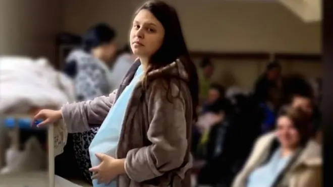 الدكتور يوري جيرمان طبيب توليد أوكراني يعمل في خيرسون، استمر في مساعدة الأمهات اللائي على وشك الولادة طوال فترة القتال، داخل جناح مؤقت بالقرب من ملجأ في الطابق الأسفل من المستشفى.