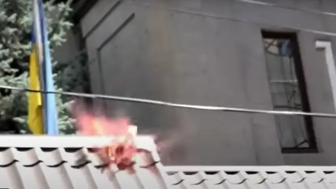 Момент влучання однієї з тарілок з борщем у стіну українського посольства у Вірменії