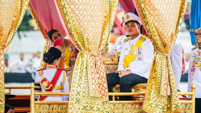 สมเด็จพระเจ้าลูกเธอ เจ้าฟ้าสิริวัณณวรี นารีรัตนราชกัญญา และสมเด็จพระเจ้าลูกยาเธอ เจ้าฟ้าทีปังกรรัศมีโชติ มหาวชิโรตตมางกูร สิริวิบูลยราชกุมาร ประทับเรือพระที่นั่งอเนกชาติภุชงค์ ในการพระราชพิธีทรงบำเพ็ญพระราชกุศลถวายผ้าพระกฐิน โดยขบวนพยุหยาตราทางชลมารค ณ วัดอรุณราชวราราม เขตบางกอกใหญ่ เมื่อวันที่ 27 ตุลาคม พ.ศ. 2567