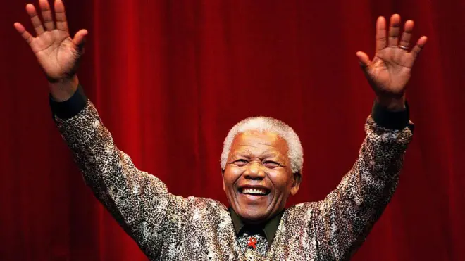 Nelson Mandela wave give crowd afta e speak for Colonial Stadium for di World Reconciliation Day Concert September 8, 2000 for Melbourne, Australia