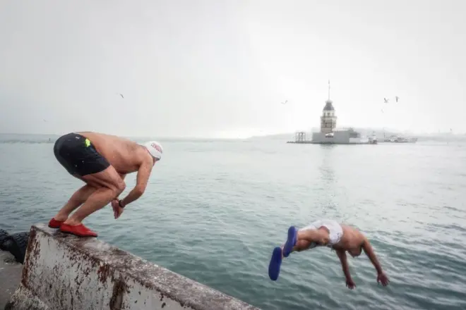 İstanbul Boğazı'nda yüzen insanlar