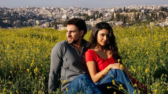 لقطة من كليب "صباح الورد"، حيث تحضر عمّان كخلفية أساسية في الفيديو المصاحب لأغنية سانت ليفانت الجديدة.