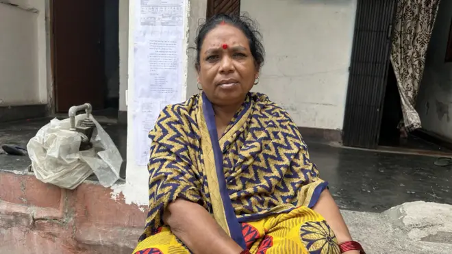 60 वर्षीय कमलेश कश्यप अपनी दुकान के बगल में दीवार पर लगे लाल रंग के निशान को उस दिन बर्दाश्त नहीं कर पाई थीं. जिस दिन निशान लगे उसी दिन उनको अस्पताल में भर्ती होना पड़ गया.