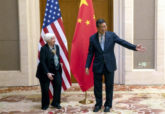 نائب رئيس مجلس الدولة الصيني هي ليفنغ، يرحب بوزيرة الخزانة الأمريكية جانيت يلين خلال اجتماع في دار ضيافة الدولة في بكين، الصين