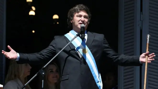 Presidente Javier Milei gesticulando ao discursar com faixa presidencial 