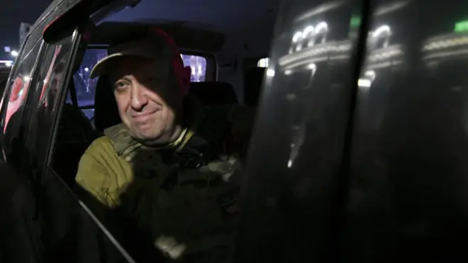 پریگوژین نشسته در خودرویی 