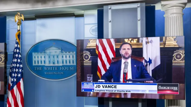 2025年9月15日，美國副總統JD萬斯出現在白宮新聞發布室的電視監視器上，萬斯正在主持《查理‧柯克秀》（The Charlie Kirk Show）的節目，悼念在美國華盛頓特區遇害的保守派活動家查理·柯克