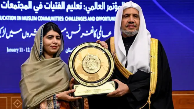 ملاله یوسفزی در نشست «آموزش دختران در جوامع مسلمان» در اسلامآباد، نشان یادبود از محمد بن عبدالکریم العیسی، دبیرکل سازمان همبستگی کشورهای اسلامی دریافت کرد