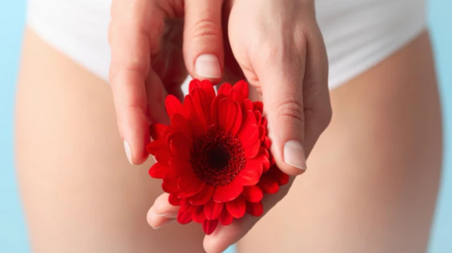 ርሕማ ብዕንባባ ዝሸፈነት ጓል ኣንስተይቲ