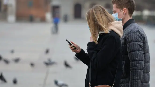 يظهر الشباب في عدة دول عدم الاكتراث بالتحذيرات الصحية من الإصابة بفيروس كورونا