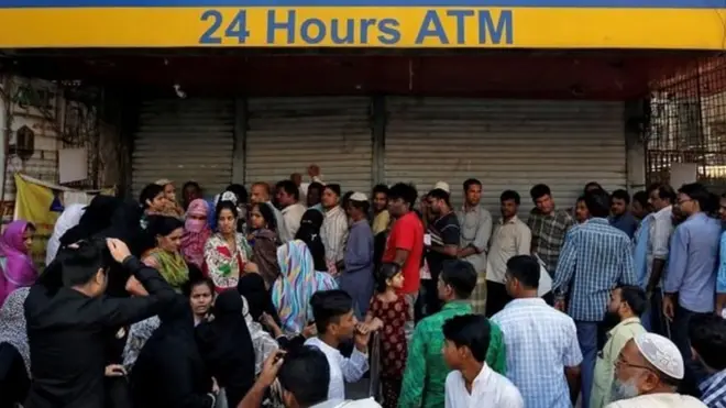 बैंकों के सामने भीड़