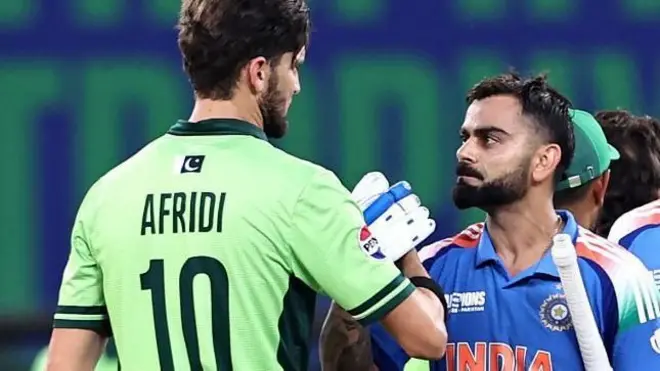 विराट कोहली आणि शाहीन शाह आफ्रिदी 
