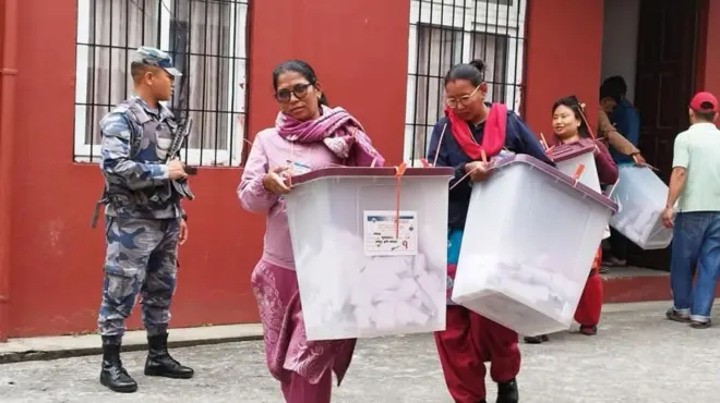 मतपेटिका ओसार्दै महिलाहरू
