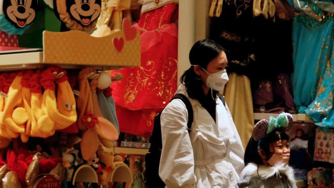 许多香港市民外出时都戴上口罩，以防万一，但当地政府却被指无法稳定满足需求。