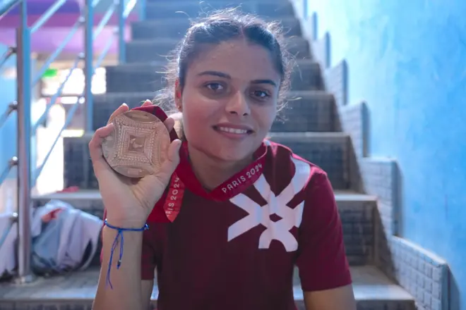 हाथ में पैरालंपिक में जीता ब्रॉन्ज़ मेडल लिए धावक सिमरन शर्मा
