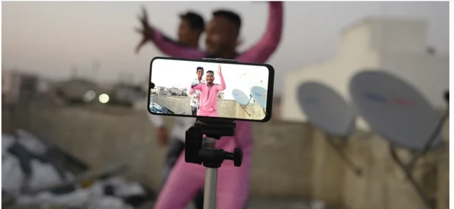 رجل يصور فيديو بالموبايل