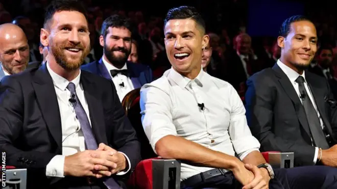 Lionel Messi et Cristiano Ronaldo ont chacun gagné cinq fois le Ballon d'Or.
