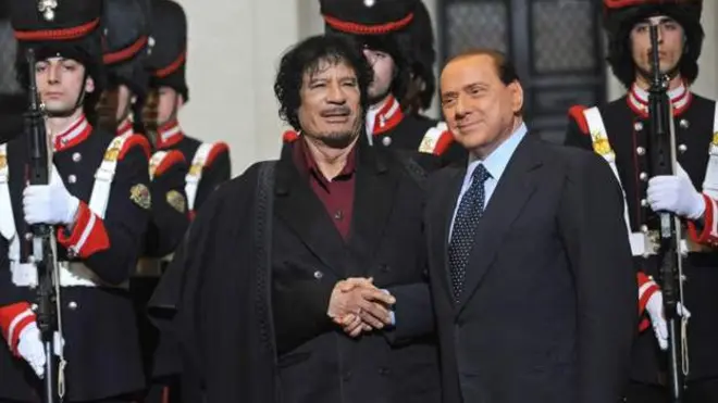 Silvio Berlusconi asuhuzanya na Colonel Muammar Gaddafi i Chigi Palace i Roma mu 2009