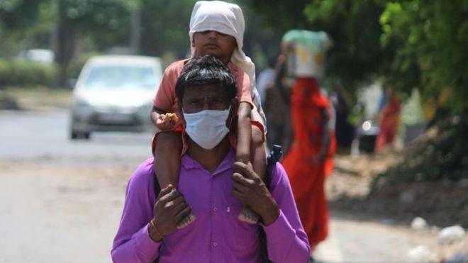印度防疫封锁让无数农民工失去工作，徒步返回家乡。