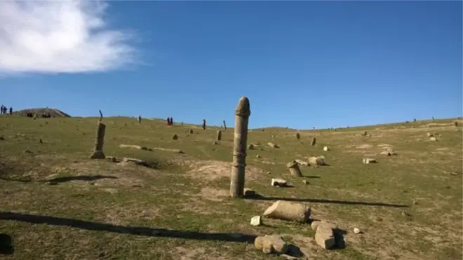 حدود ۶۰۰ سنگ قبر در این گورستان هست که شکل برخی از آنها شبیه آلت جنسی است
