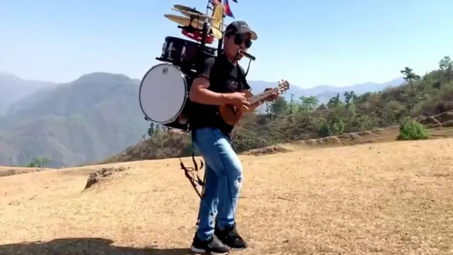 रोल्पाका टेक बहादुर पुन मगर एकै पटक चार वटासम्म बाद्यबाधन यन्त्रहरू बजाउँछन्। वैदेशिक रोजगारीबाट फर्किएपछि उनले ‘वान म्यान वान ब्यान्ड नेपाल' सुरु गरे। हेर्नुस् उनको कला यो भिडिओ।