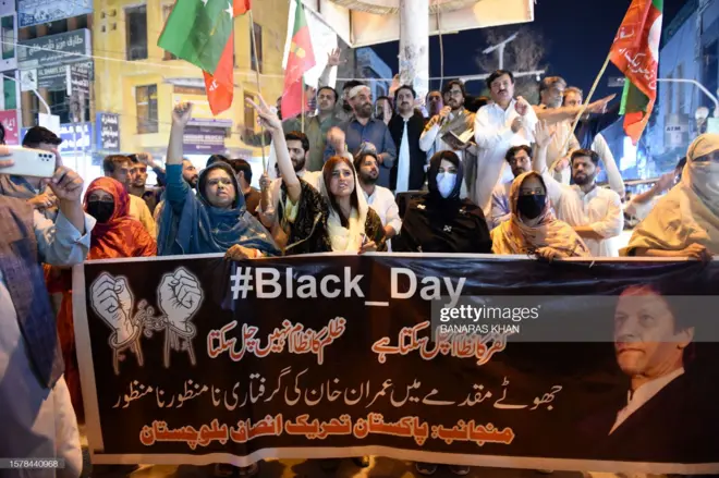 أنصار عمران خان يتظاهرون تأييدا له.