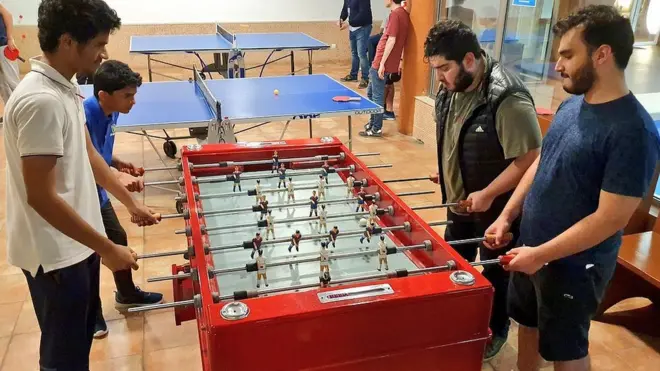 محمدامین طباطبایی و پرهام مقصودلو در فوتبال دستی بازی کردن با شطرنج‌بازان هند