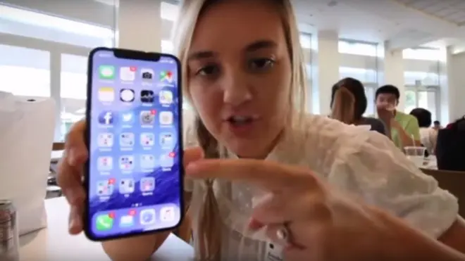 Brooke Peterson mencoba Apple X saat makan siang bersama ayahnya di Kampus Apple.