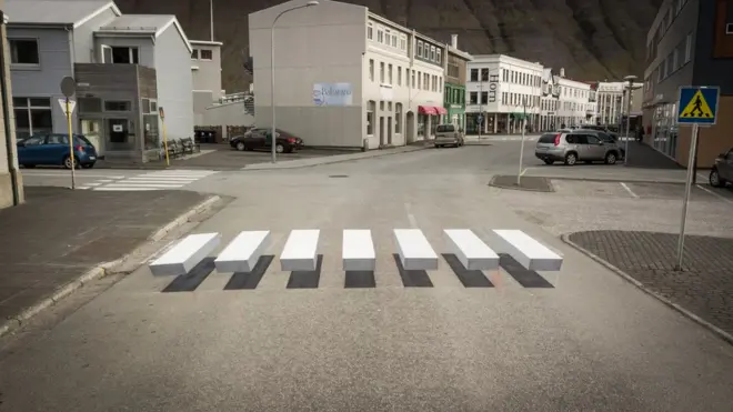 El cruce está pintado de forma que parece que flota sobre la calle.